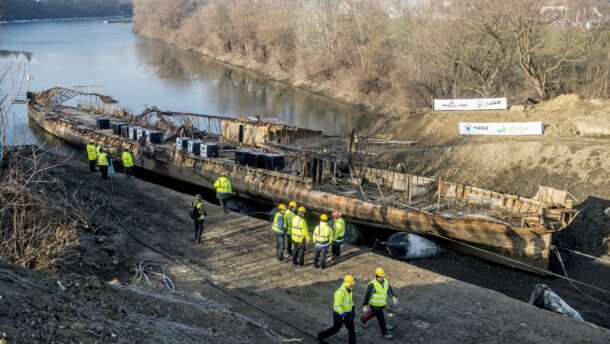 Elkezdődött a Szőke Tisza roncsainak kiemelése Szegeden