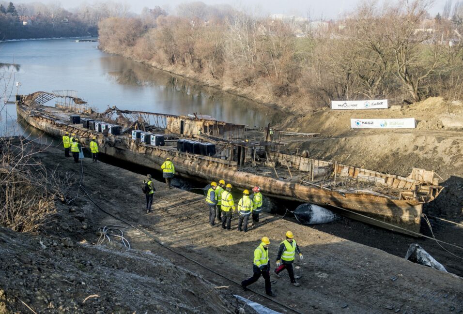 Elkezdődött a Szőke Tisza roncsainak kiemelése Szegeden