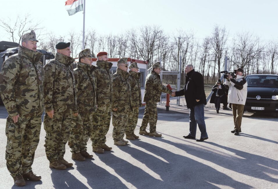 Megkétszerezik a határvédelemben részt vevő katonák számát 2