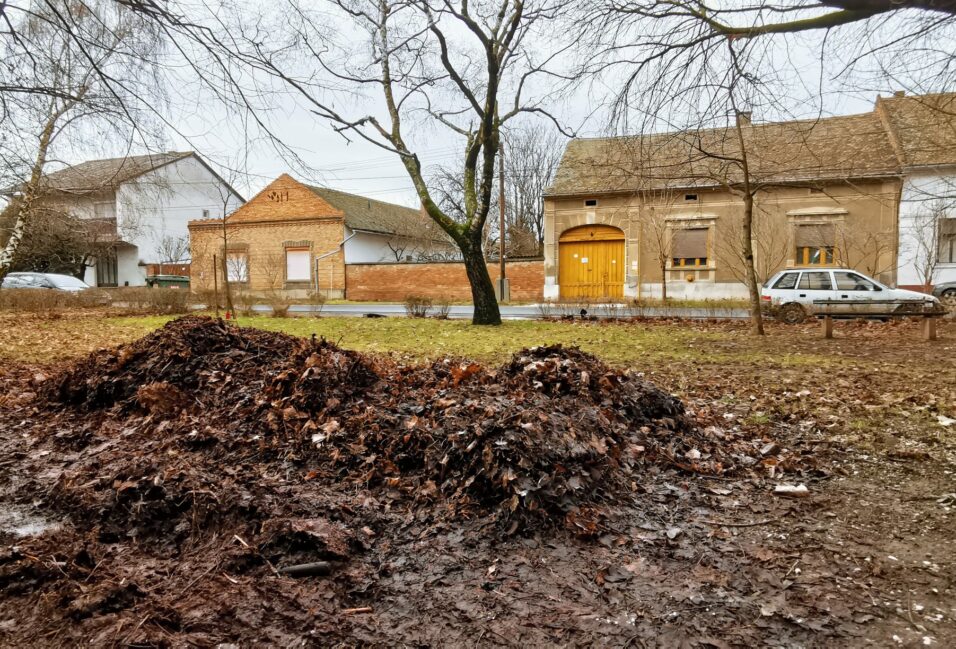 Panaszláda: a Szabadság téren még mintha mindig ősz lenne 1