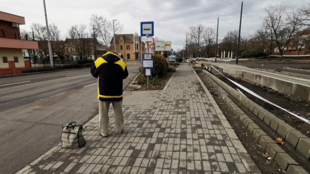 Panaszláda: dühösek az emberek, mert áznak a Tóalj utcai buszmegállóban!