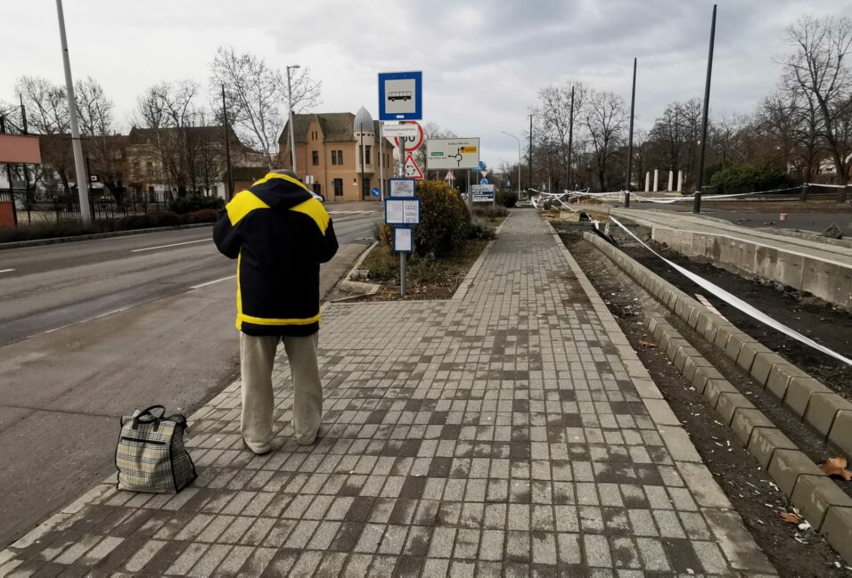 Panaszláda: dühösek az emberek, mert áznak a Tóalj utcai buszmegállóban!