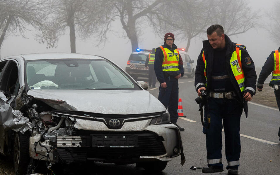 Szalagkorlátnak ütközött egy autó az 55-ös főúton