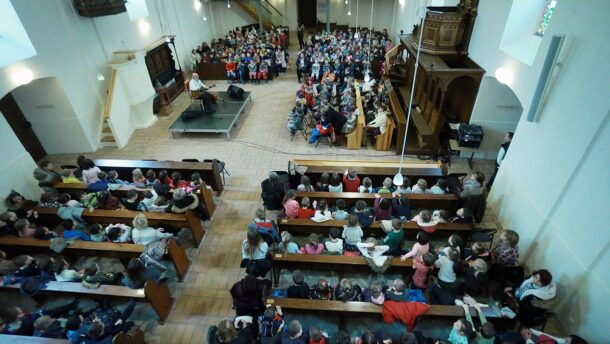 Több száz gyermeknek zenélt Gryllus Vilmos az Ótemplomban 21