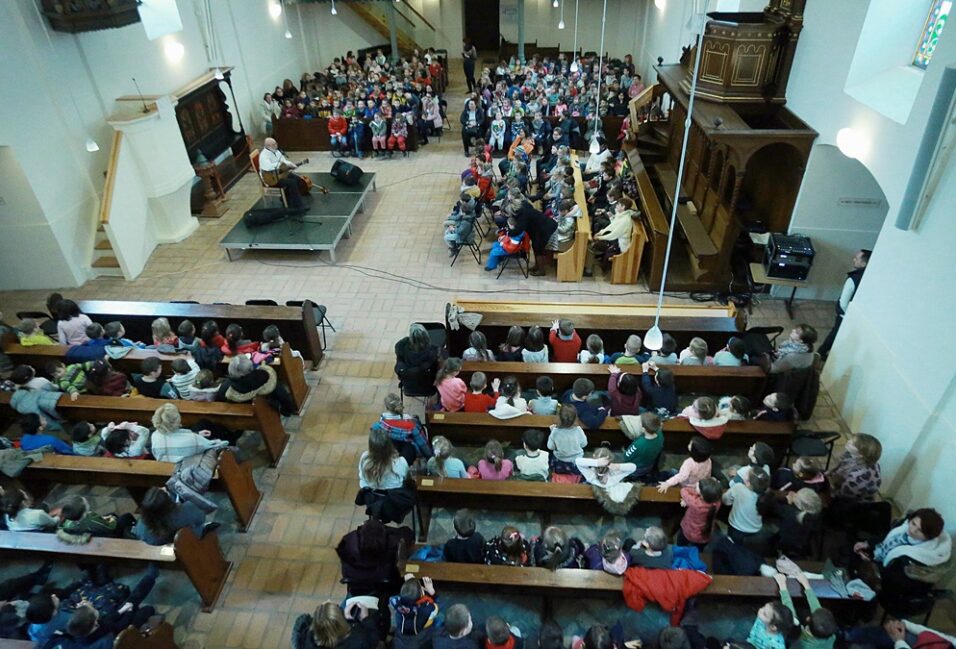 Több száz gyermeknek zenélt Gryllus Vilmos az Ótemplomban 21