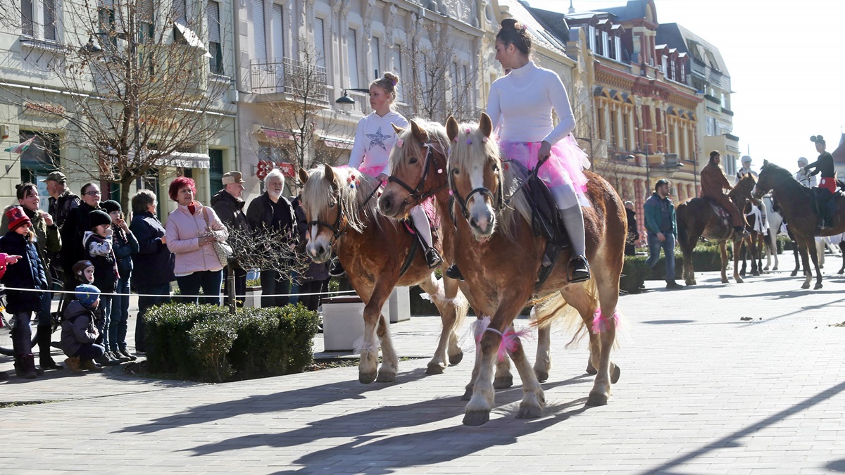 Cibere vajda idén is legyőzte Konc királyt – így űzték a lovasok a telet 1