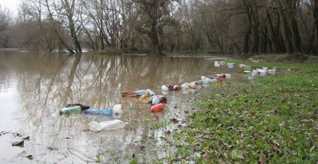 Árad a Felső-Tisza, egyre több hulladék érkezik Ukrajnából