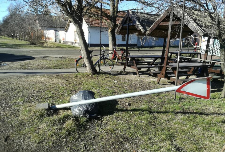 Csak egy szemeteszsák tart egy közlekedési táblát Újvároson