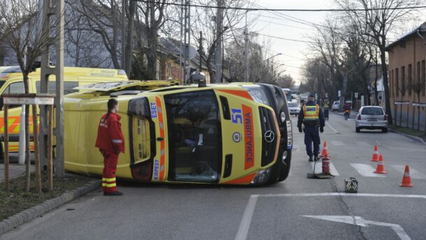 Felborult egy mentőautó Budapesten