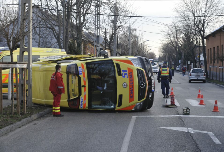 Felborult egy mentőautó Budapesten