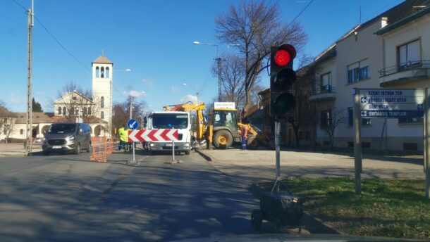 Félpályás útzár a Szent István térnél