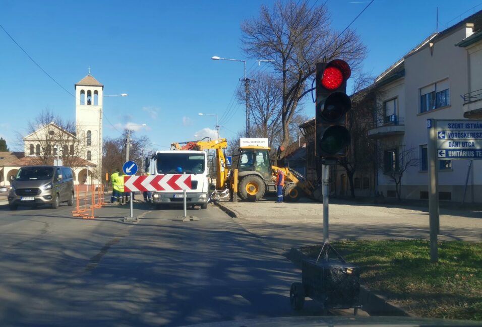 Félpályás útzár a Szent István térnél