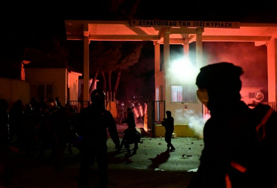 Könnygázzal oszlatták a migránsokat a török–görög határon