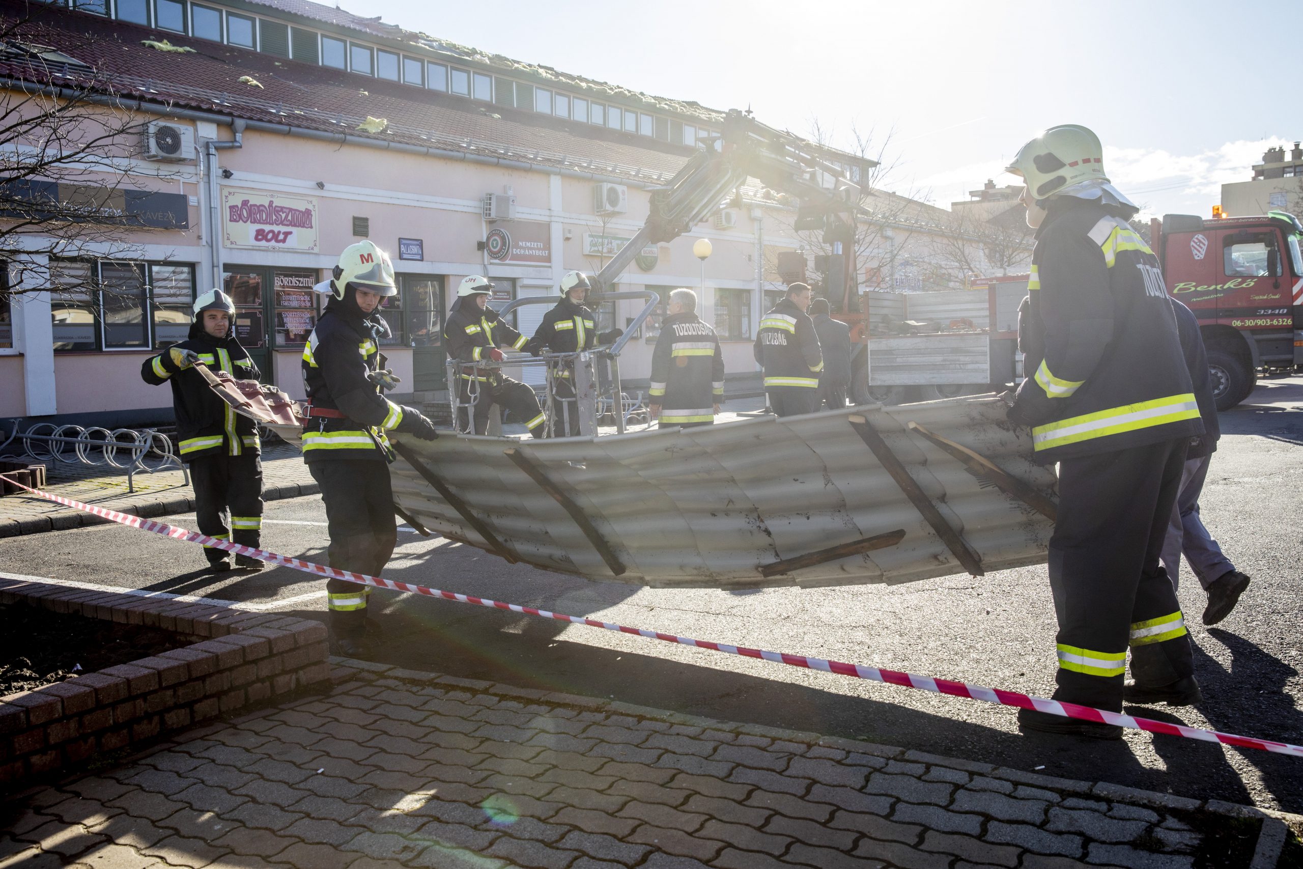 Letépte az orosházi vásárcsarnok tetejét a szél 1