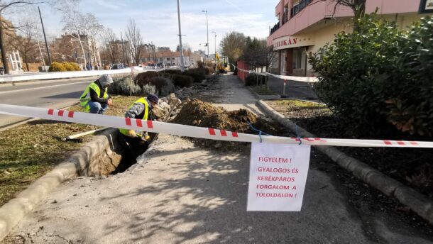 Lezárták a Pelikán előtti járdaszakaszt