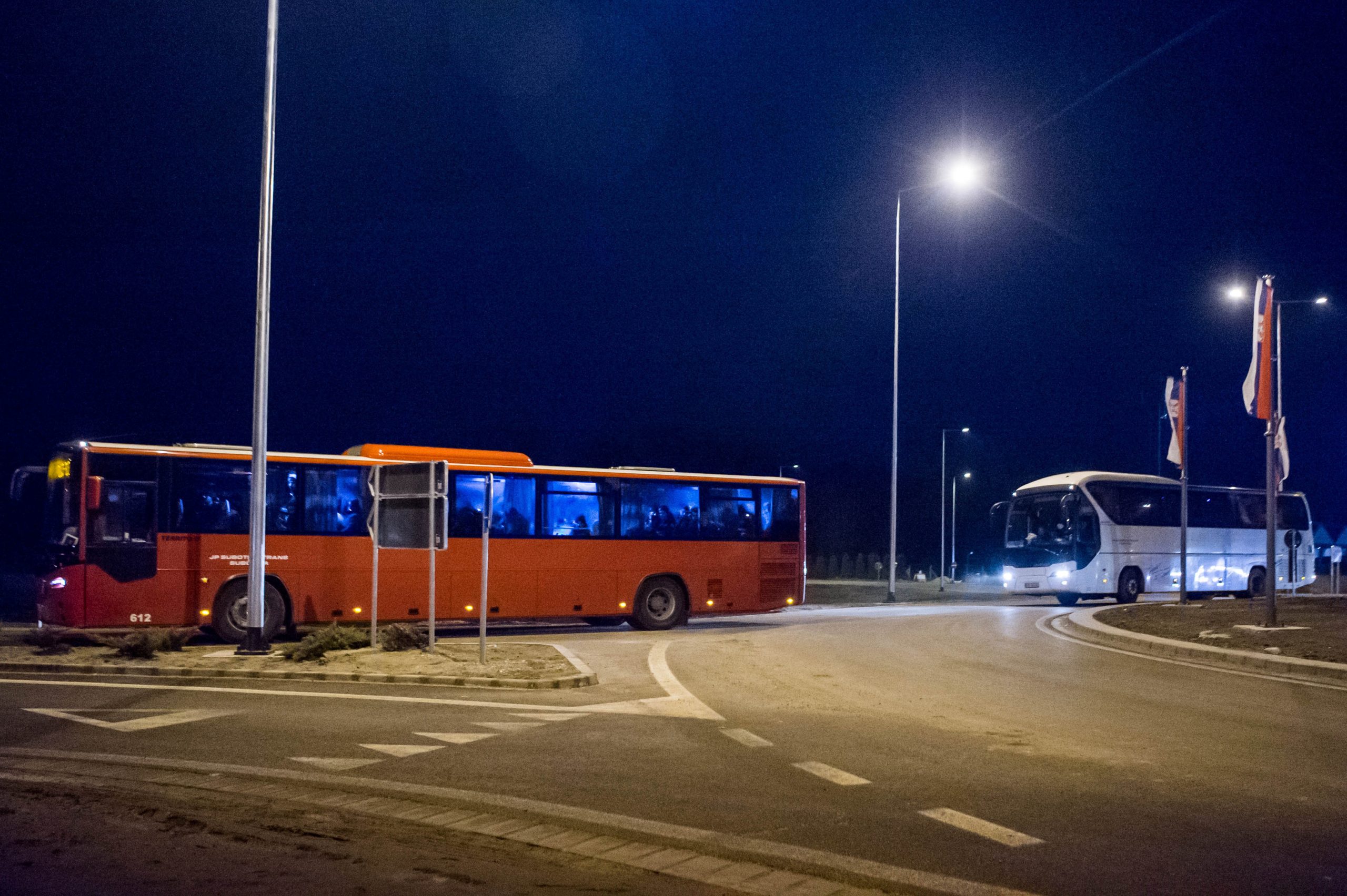 M1: elszállították a Kelebiánál összegyűlt migránsokat 1