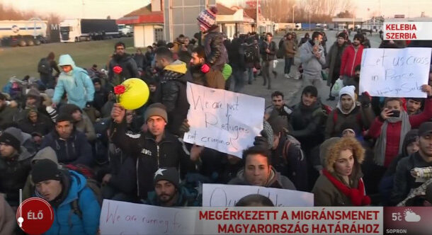 Megérkezett a migránsmenet a magyar határra