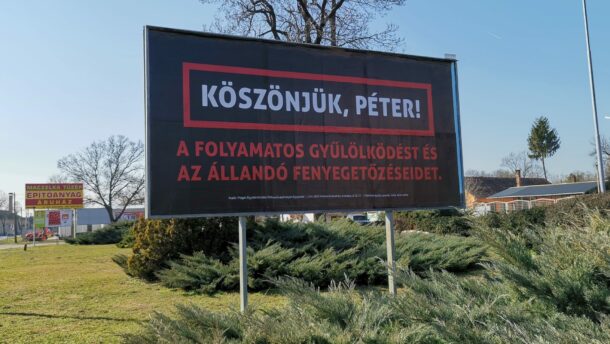 Óriásplakátokon szembesítik a polgármestert azzal, hogy semmit sem fejlődött a város