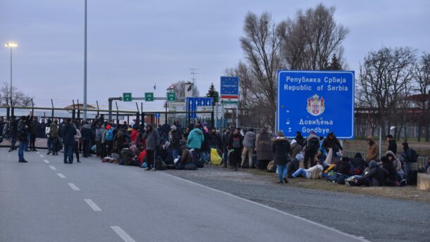 Szombat délelőtt újra gyülekezni kezdtek a migránsok Kelebiánál