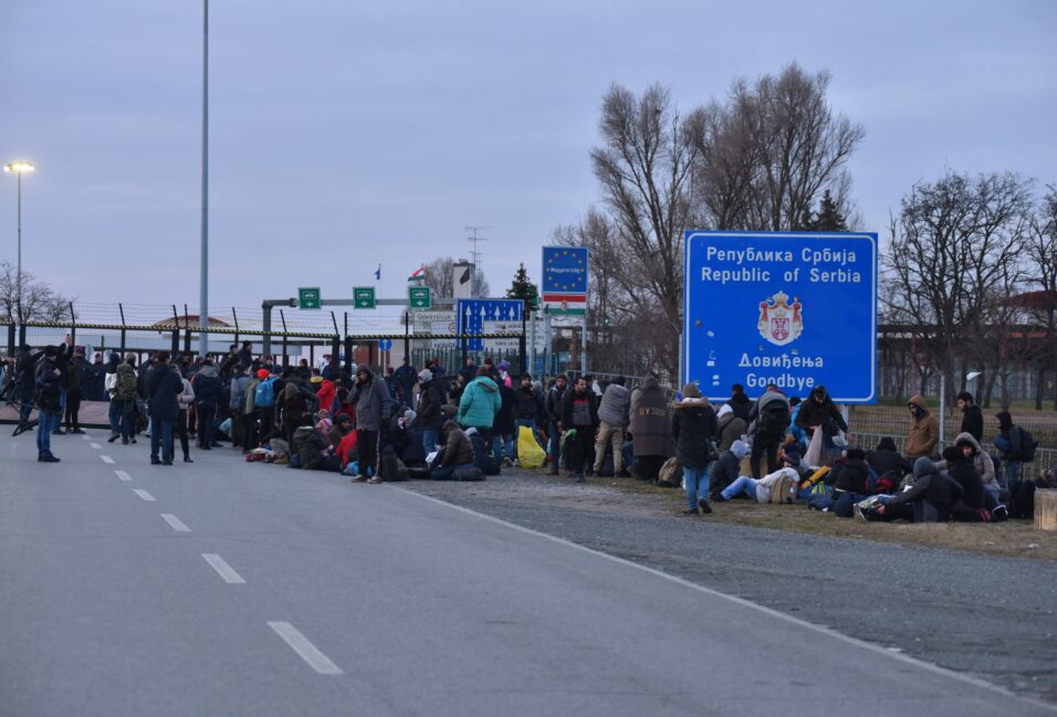 Szombat délelőtt újra gyülekezni kezdtek a migránsok Kelebiánál