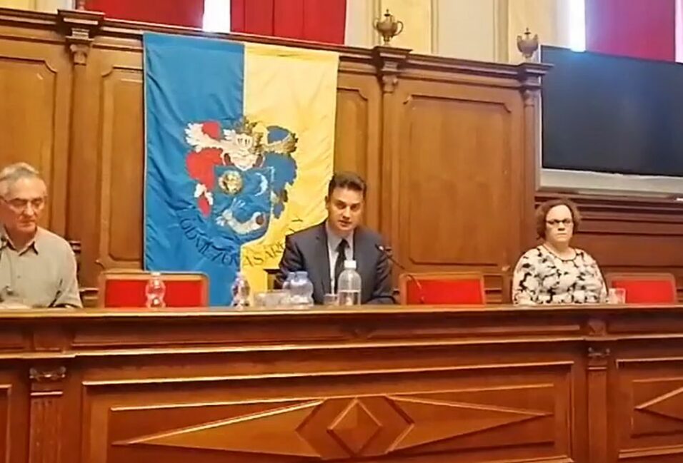 A strand bezár, a piac nem – a városházára egyszerre négy ügyfél mehet be