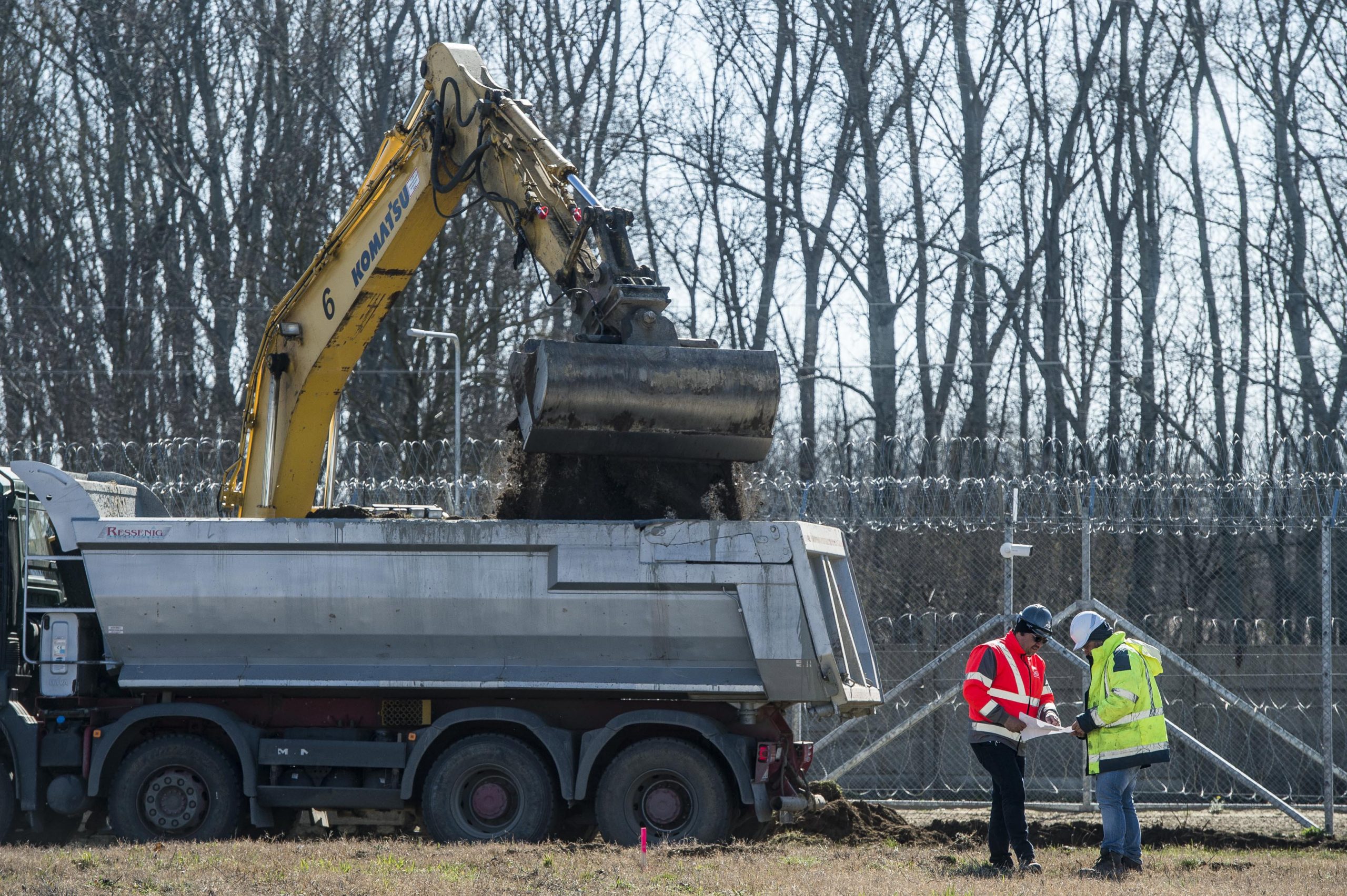 Elkezdődött a járványügyi mobil kórház építése Kiskunhalason