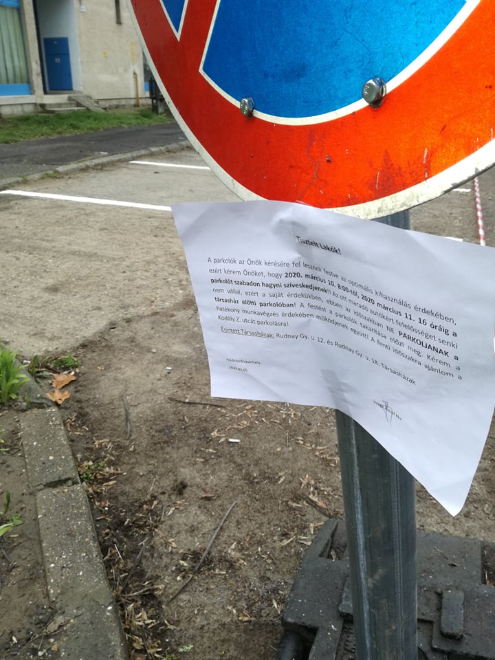 Felfestik a parkolókat a Rudnay utcán