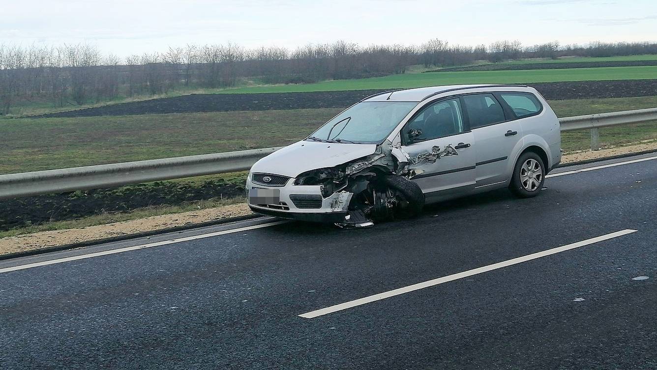 Két autó ütközött frontálisan Hódmezővásárhely közelében – Fotók 1