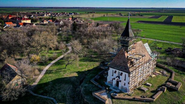 Lázár János: madártávlatból is szép az óföldeáki középkori erődtemplom