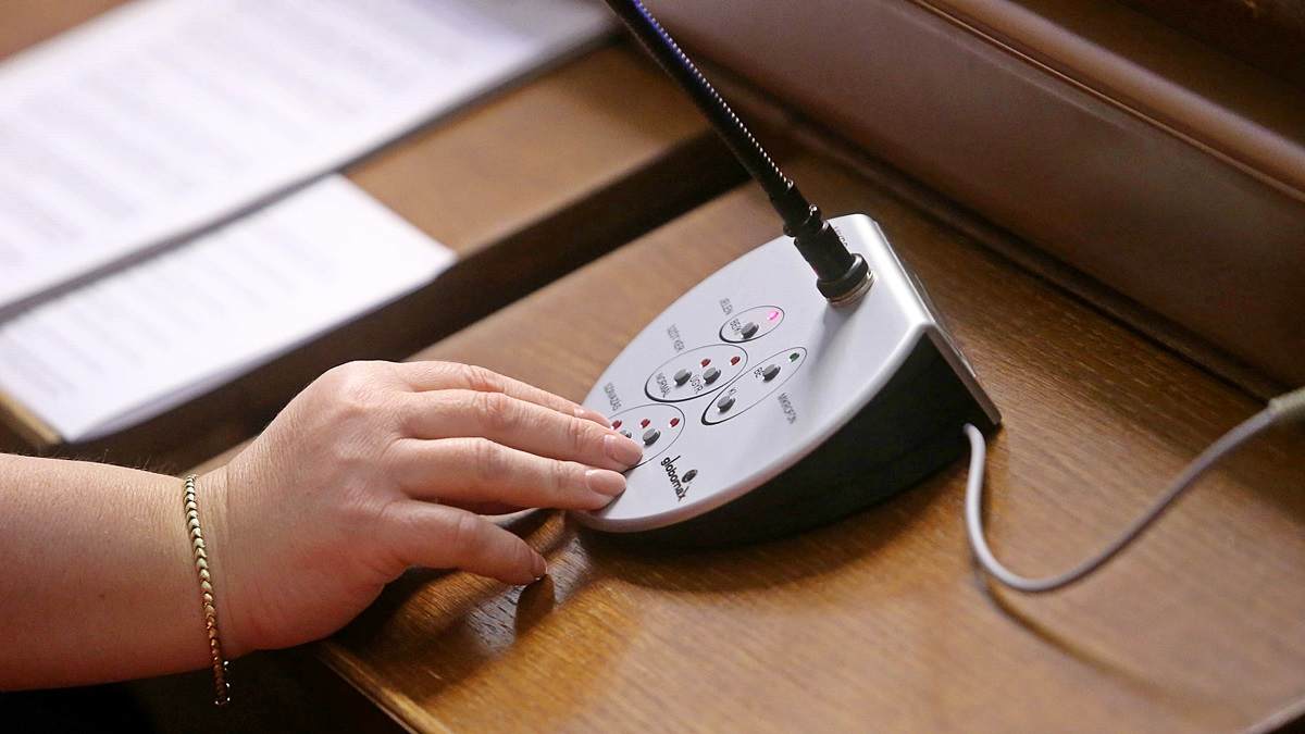 Már az új szavazórendszerrel voksolnak a képviselők 3