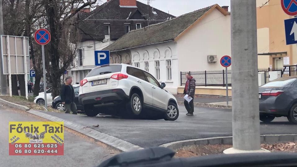 Óvatosan a Kormányhivatal parkolójában!