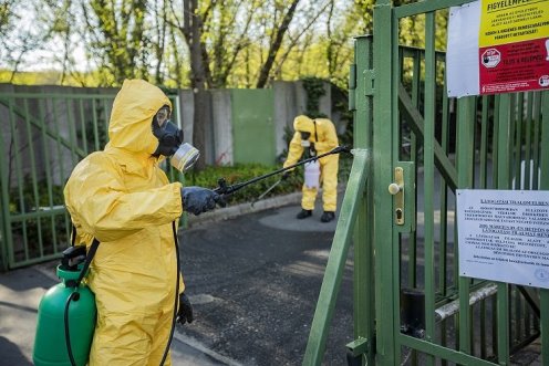 A katonák megkezdték a Pesti úti Idősek Otthona fertőtlenítését