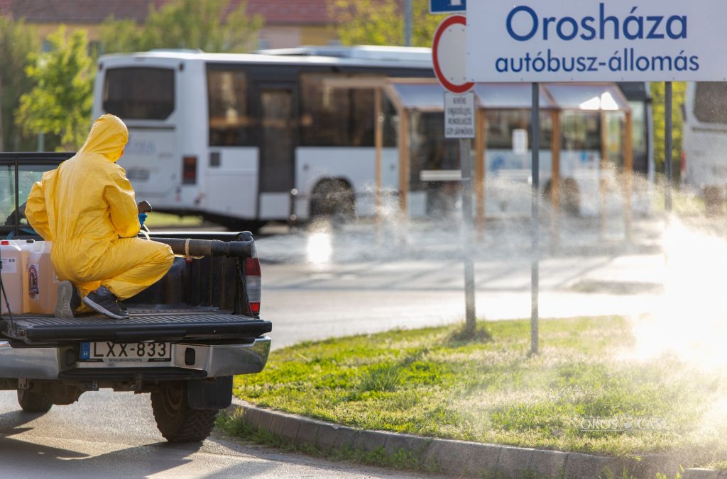 Több mint négyszáz liter fertőtlenítőszert használtak fel Orosháza utcáin (videó) 1