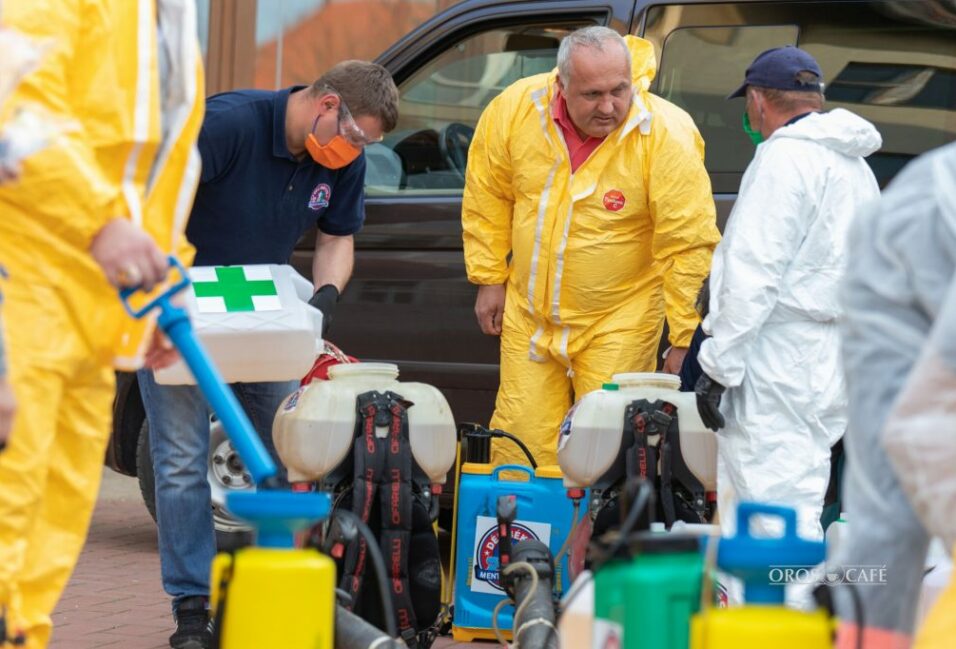 Több mint négyszáz liter fertőtlenítőszert használtak fel Orosháza utcáin (videó) 2