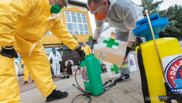 Több mint négyszáz liter fertőtlenítőszert használtak fel Orosháza utcáin (videó)