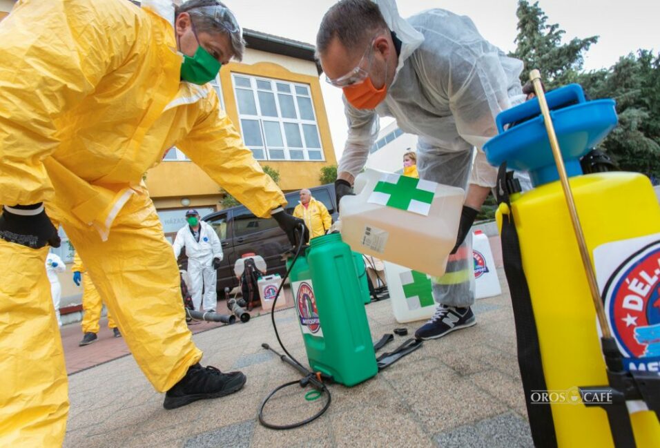 Több mint négyszáz liter fertőtlenítőszert használtak fel Orosháza utcáin (videó)