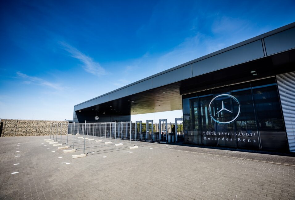 Többhetes szünet után újraindul a termelés a kecskeméti Mercedes-gyárban 3