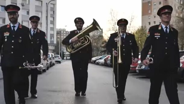 Videó: Maradj otthon, a dallam rád talál