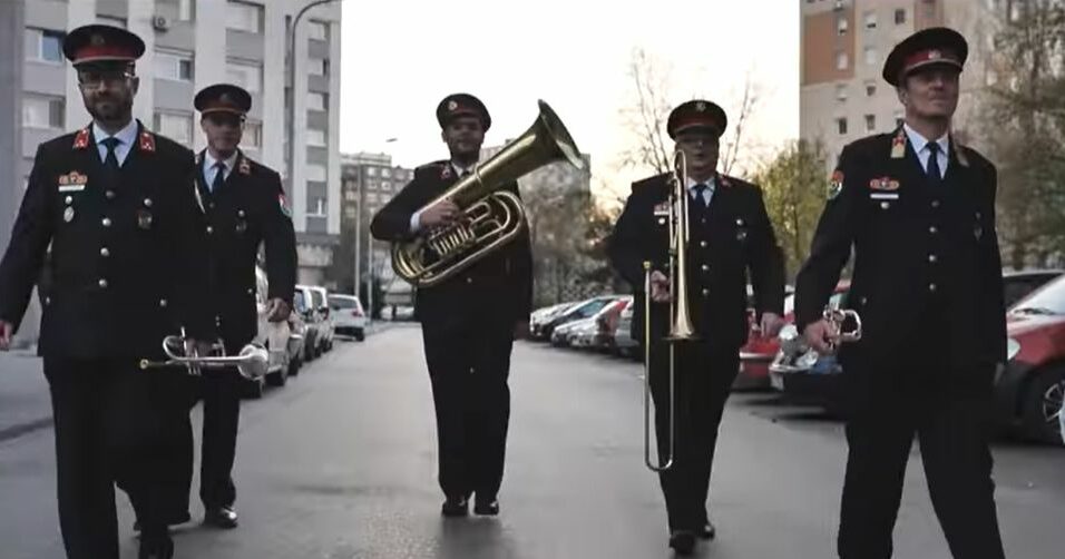 Videó: Maradj otthon, a dallam rád talál