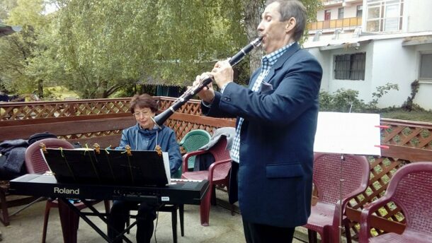 A muzsika hangjaival gyógyultak a mindszenti idősek