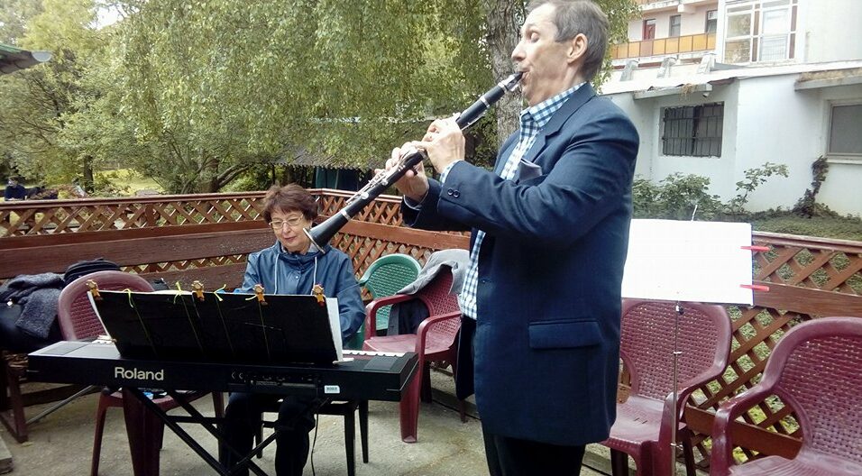 A muzsika hangjaival gyógyultak a mindszenti idősek