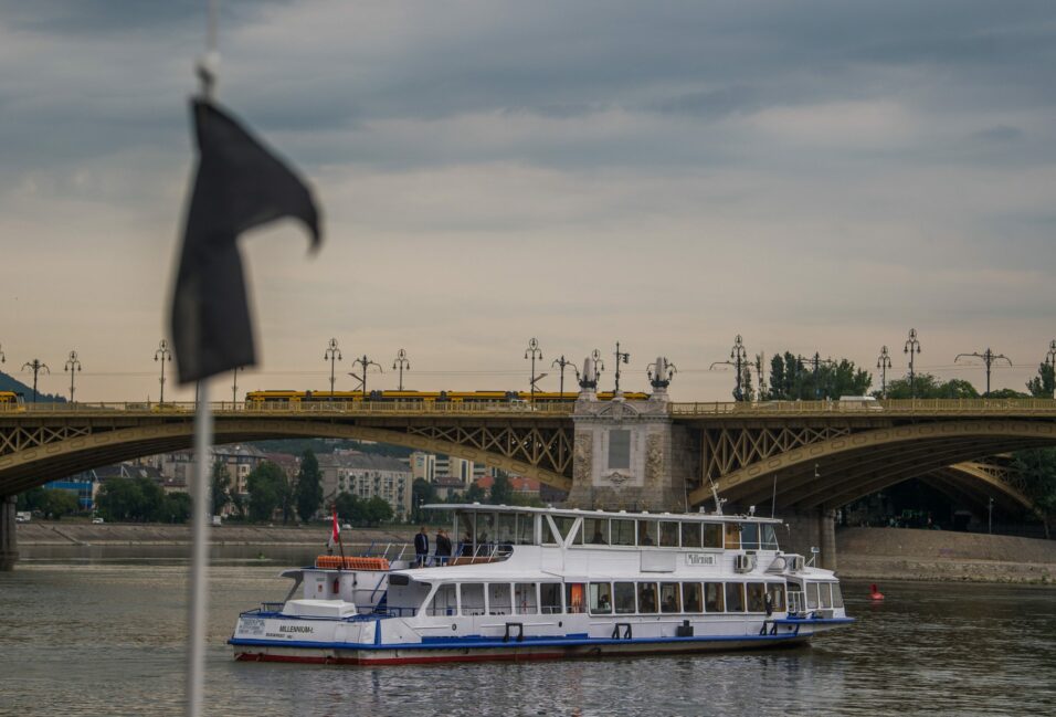 Dunai hajóbaleset: hajós megemlékezés Budapesten