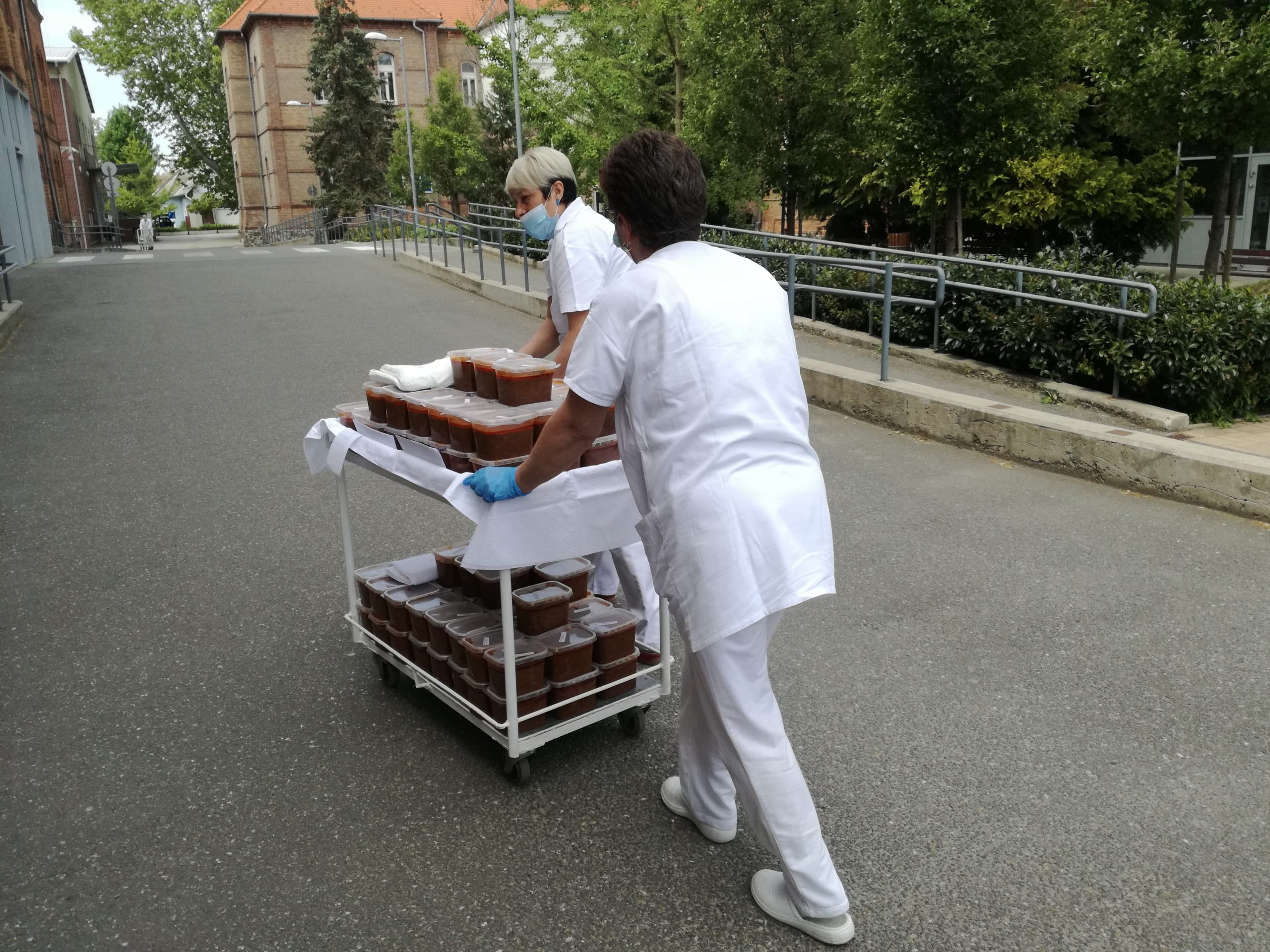 Száz adag őzpörköltet kaptak a vásárhelyi kórház dolgozói 7