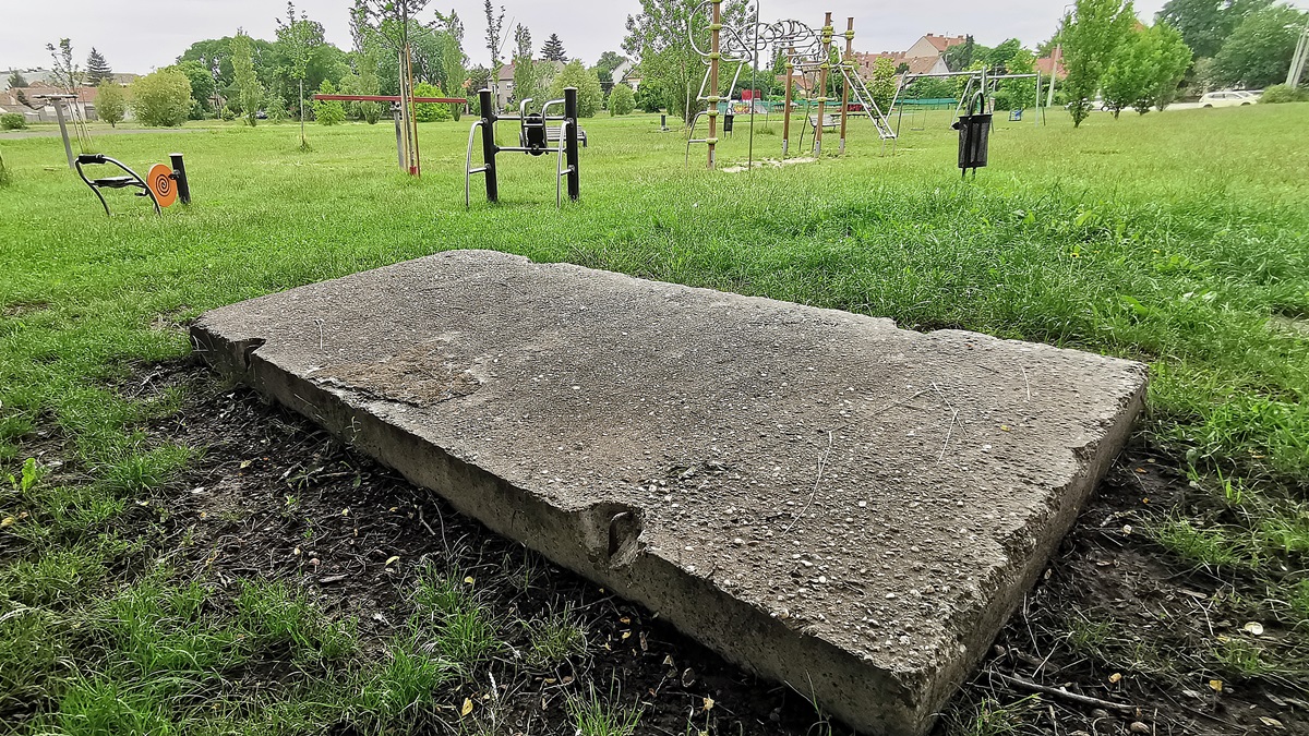 Elkeserítő: így néz ki a Hódtói Sportcentrum melletti játszótér 1