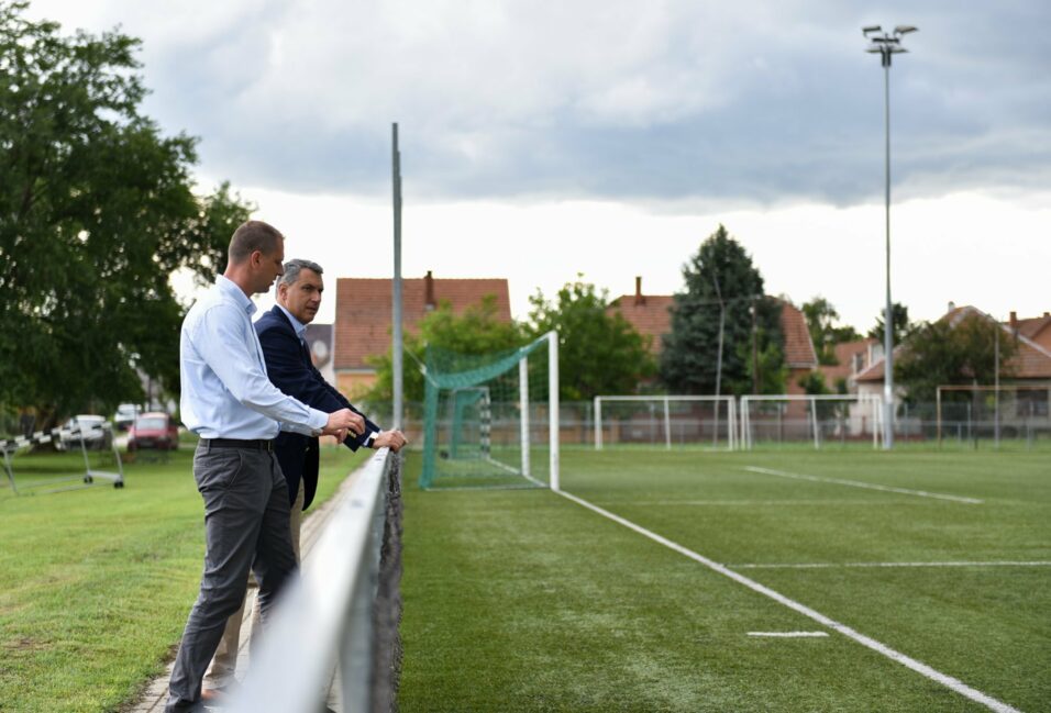 Lázár János bejárta a makói focipályát