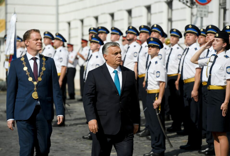 Orbán: Magyarországon sosem fogják magukra hagyni az egyenruhásokat