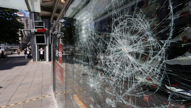 Több rendőr is megsérült az éjjeli zavargások során Stuttgartban