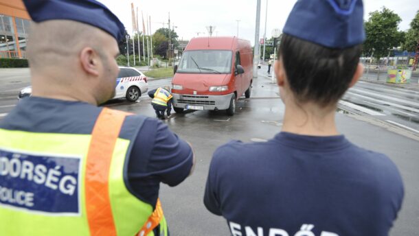 Három embert ütött el egy járdára felhajtó autó Budapesten