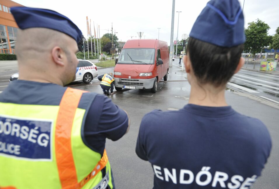 Három embert ütött el egy járdára felhajtó autó Budapesten