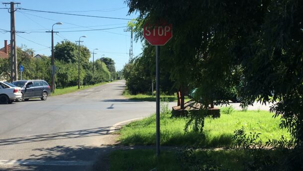 Panaszláda: még mindig nem látszik jól a STOP-tábla a Szent Lászlón 1